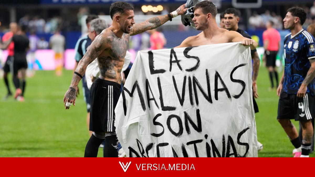Piden la expulsión de la Premier de los argentinos que sacaron la pancarta "las Malvinas son argentinas"