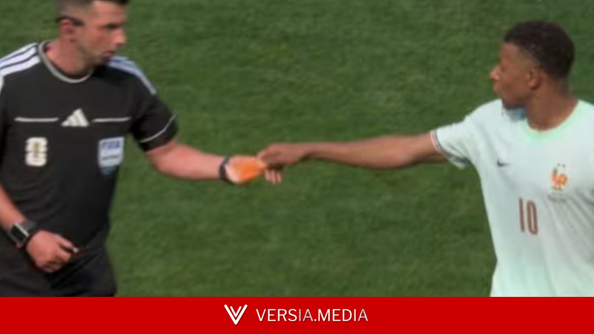 La nueva norma deja una imagen surrealista: Mbappé se va y da el brazalete... al árbitro