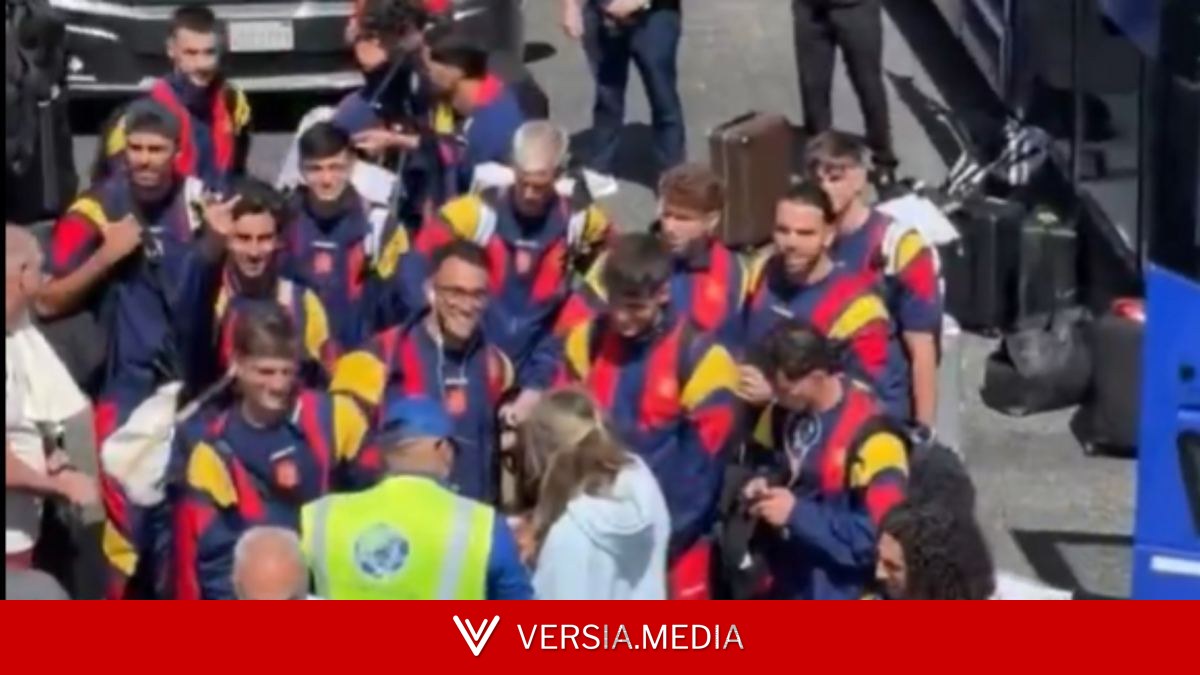 El 'vacile' de Lamine y Nico al resto del equipo antes de subir al avión