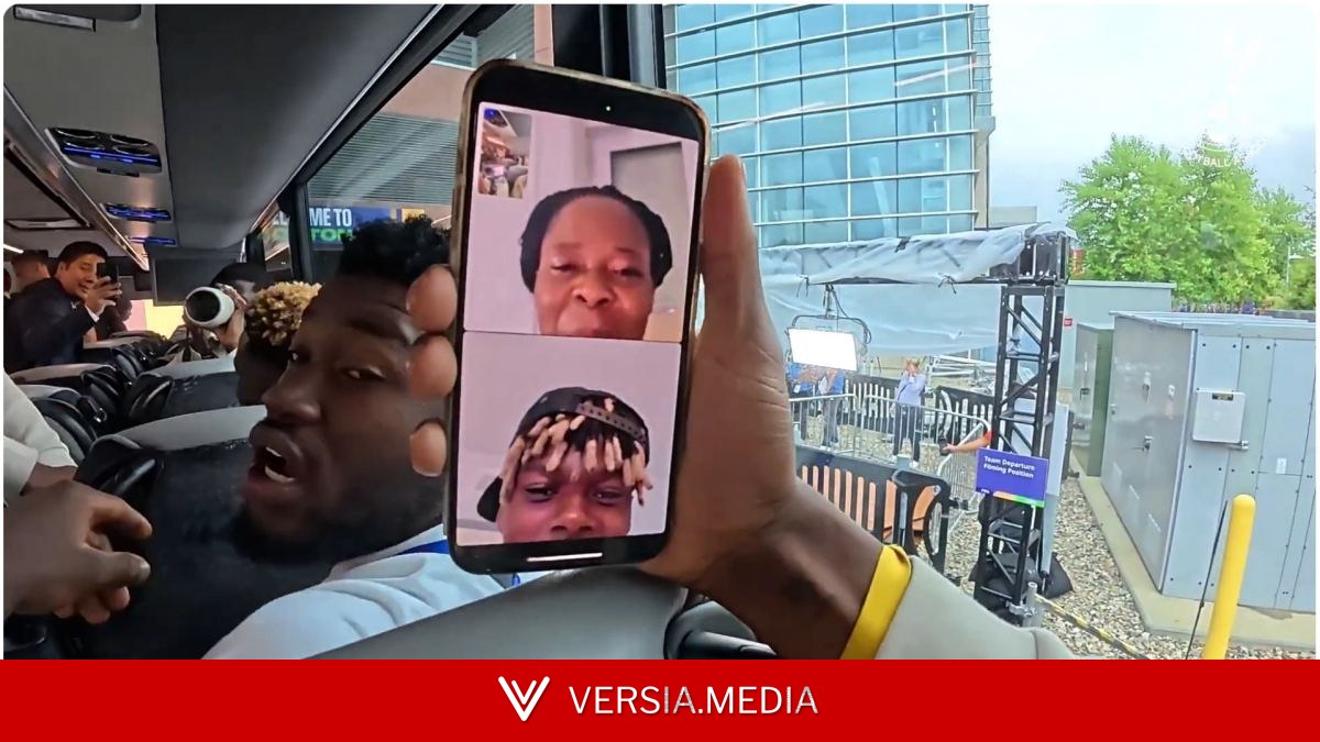 ¡Surrealista! Nico Williams 'se cuela' en el autobús de Ghana mientras hablaba con su hermano